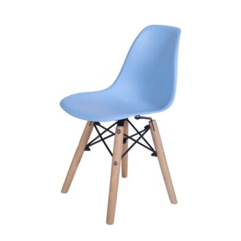 Silla Eames Niña Celeste con asiento plástico, patas de madera y diseño inspirado en Charles y Ray Eames