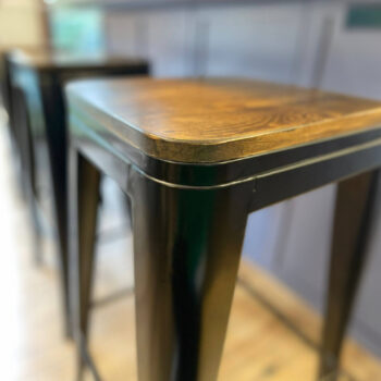 Taburete Toilx negro con asiento de madera - Imagen 4