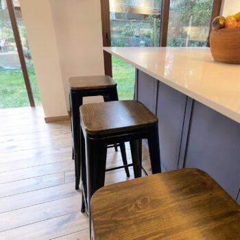 Taburete Toilx negro con asiento de madera - Imagen 2