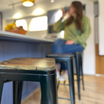 Taburete Toilx negro con asiento de madera - Imagen 3