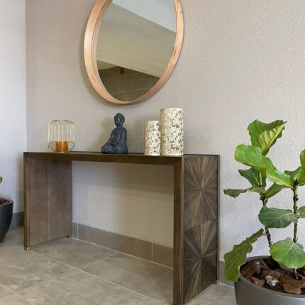 Arrimo Dalí de madera de roble con diseño geométrico en color café